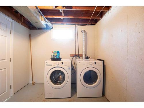 110 Westview Drive, Sylvan Lake, AB - Indoor Photo Showing Laundry Room