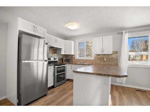 110 Westview Drive, Sylvan Lake, AB - Indoor Photo Showing Kitchen