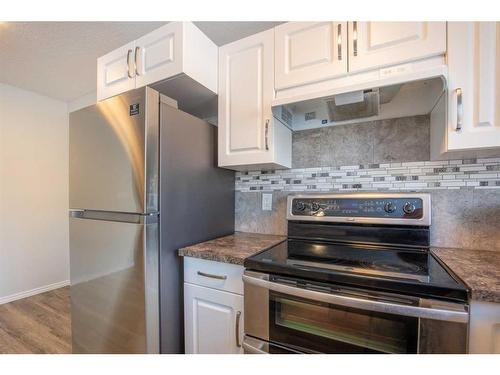 110 Westview Drive, Sylvan Lake, AB - Indoor Photo Showing Kitchen