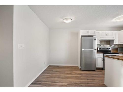 110 Westview Drive, Sylvan Lake, AB - Indoor Photo Showing Kitchen