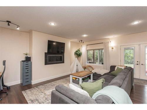 431 Summer Crescent, Rural Ponoka County, AB - Indoor Photo Showing Living Room