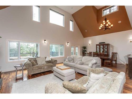 431 Summer Crescent, Rural Ponoka County, AB - Indoor Photo Showing Living Room