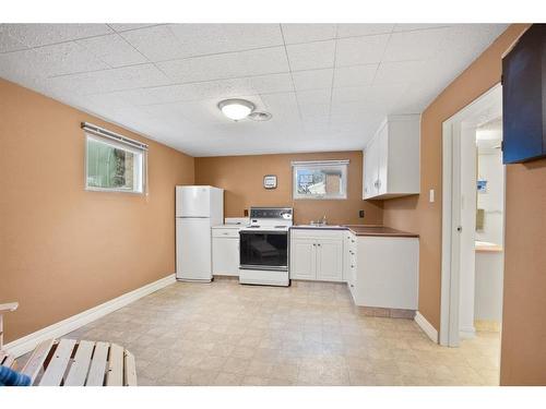 4411 35 Street, Red Deer, AB - Indoor Photo Showing Kitchen