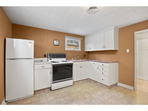 4411 35 Street, Red Deer, AB - Indoor Photo Showing Kitchen