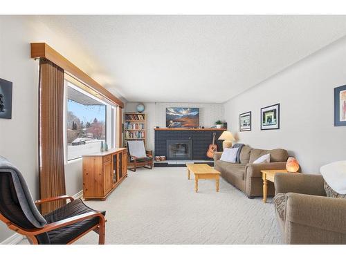 4411 35 Street, Red Deer, AB - Indoor Photo Showing Living Room