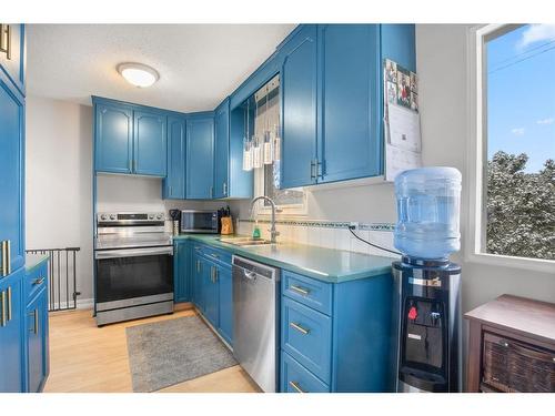 4411 35 Street, Red Deer, AB - Indoor Photo Showing Kitchen