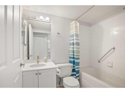 102-60 Lawford Avenue, Red Deer, AB - Indoor Photo Showing Bathroom