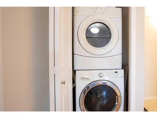 102-60 Lawford Avenue, Red Deer, AB - Indoor Photo Showing Laundry Room