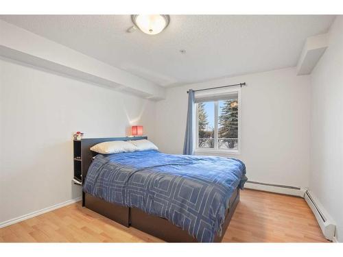 102-60 Lawford Avenue, Red Deer, AB - Indoor Photo Showing Bedroom