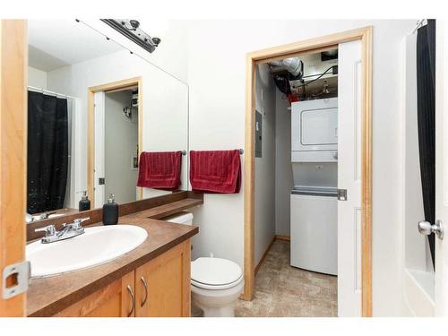 925-31 Jamieson Avenue, Red Deer, AB - Indoor Photo Showing Bathroom