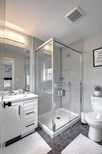 13 Iron Gate Boulevard, Sylvan Lake, AB - Indoor Photo Showing Bathroom