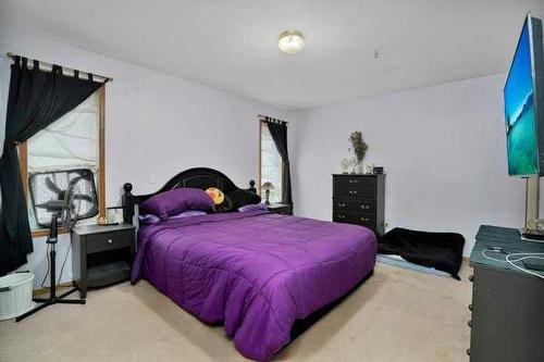 72 Perry Drive, Sylvan Lake, AB - Indoor Photo Showing Bedroom