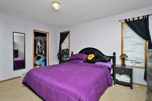 72 Perry Drive, Sylvan Lake, AB - Indoor Photo Showing Bedroom