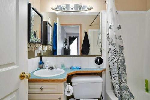 72 Perry Drive, Sylvan Lake, AB - Indoor Photo Showing Bathroom