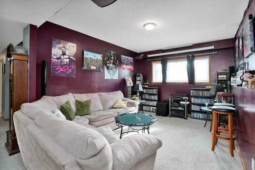 72 Perry Drive, Sylvan Lake, AB - Indoor Photo Showing Living Room