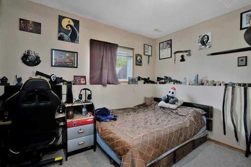 72 Perry Drive, Sylvan Lake, AB - Indoor Photo Showing Bedroom