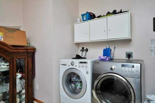 72 Perry Drive, Sylvan Lake, AB - Indoor Photo Showing Laundry Room