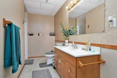 72 Perry Drive, Sylvan Lake, AB - Indoor Photo Showing Bathroom