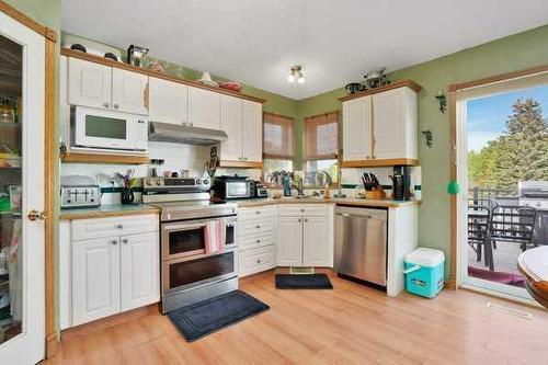 72 Perry Drive, Sylvan Lake, AB - Indoor Photo Showing Kitchen