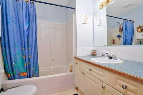 72 Perry Drive, Sylvan Lake, AB - Indoor Photo Showing Bathroom