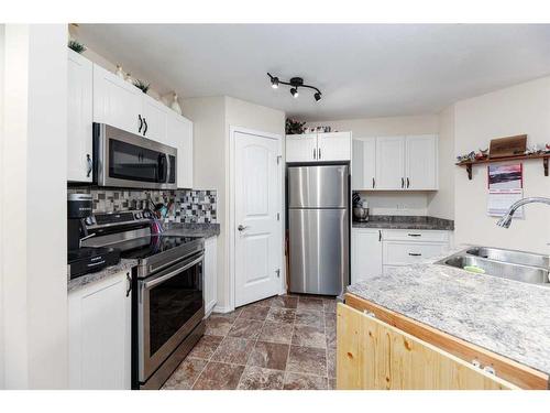 1016-31 Jamieson Avenue, Red Deer, AB - Indoor Photo Showing Kitchen With Double Sink