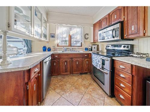 49 Wiltshire Boulevard, Red Deer, AB - Indoor Photo Showing Kitchen