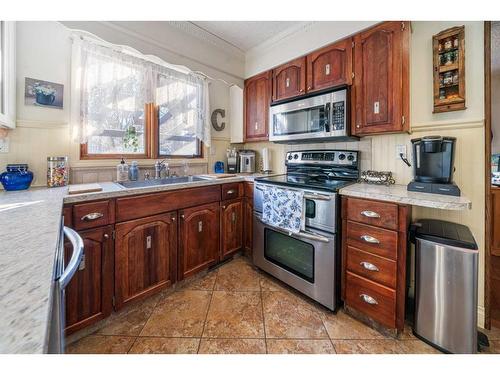 49 Wiltshire Boulevard, Red Deer, AB - Indoor Photo Showing Kitchen