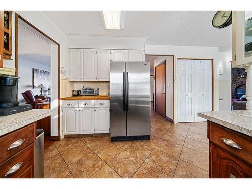 49 Wiltshire Boulevard, Red Deer, AB - Indoor Photo Showing Kitchen