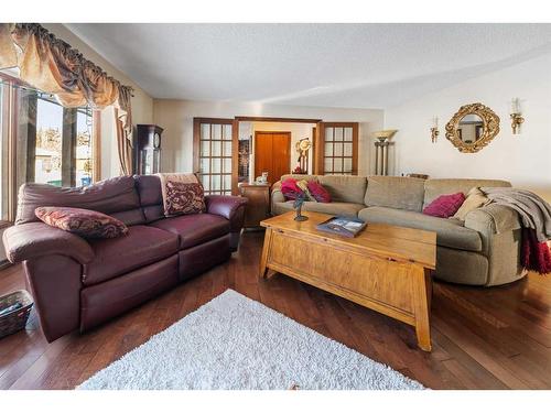 49 Wiltshire Boulevard, Red Deer, AB - Indoor Photo Showing Living Room