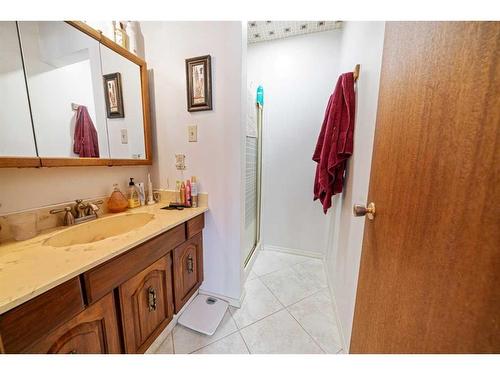 49 Wiltshire Boulevard, Red Deer, AB - Indoor Photo Showing Bathroom