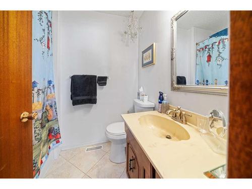 49 Wiltshire Boulevard, Red Deer, AB - Indoor Photo Showing Bathroom