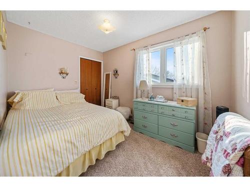 49 Wiltshire Boulevard, Red Deer, AB - Indoor Photo Showing Bedroom