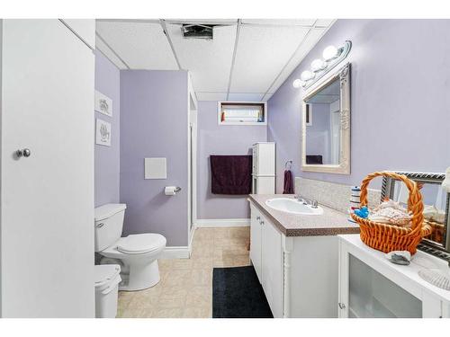 49 Wiltshire Boulevard, Red Deer, AB - Indoor Photo Showing Bathroom