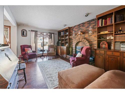 49 Wiltshire Boulevard, Red Deer, AB - Indoor Photo Showing Living Room