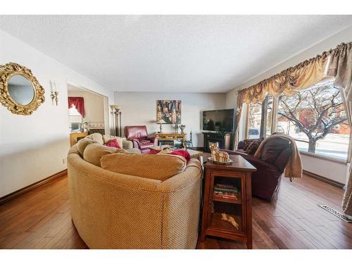 49 Wiltshire Boulevard, Red Deer, AB - Indoor Photo Showing Living Room