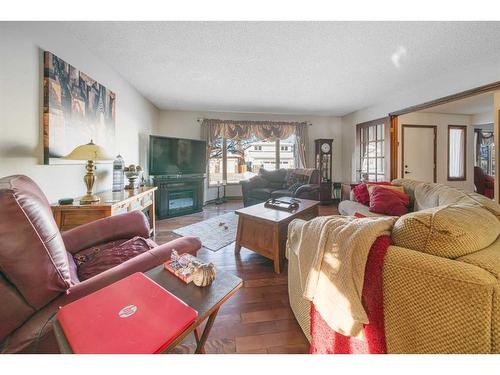 49 Wiltshire Boulevard, Red Deer, AB - Indoor Photo Showing Living Room