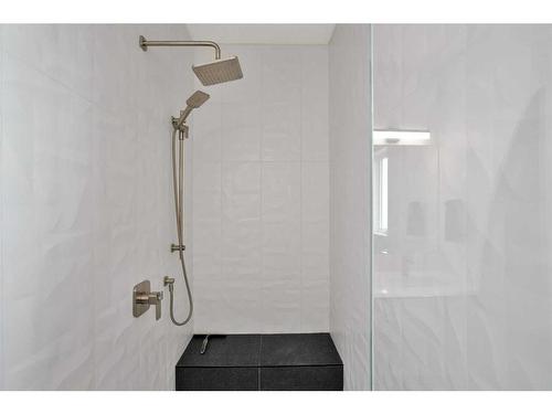 4 Cameron Court, Lacombe, AB - Indoor Photo Showing Bathroom