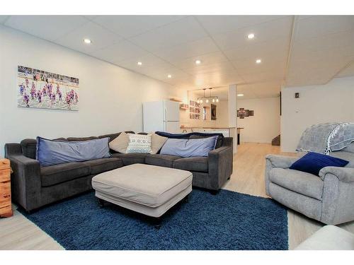 136 Ahlstrom Close, Red Deer, AB - Indoor Photo Showing Living Room