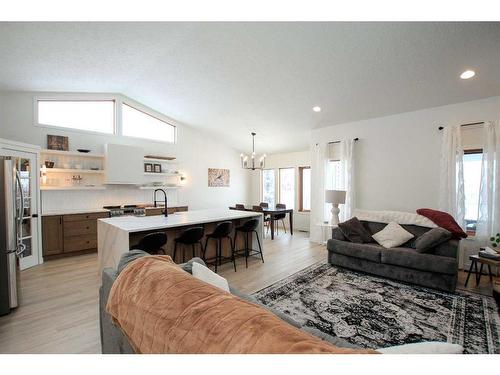 136 Ahlstrom Close, Red Deer, AB - Indoor Photo Showing Living Room