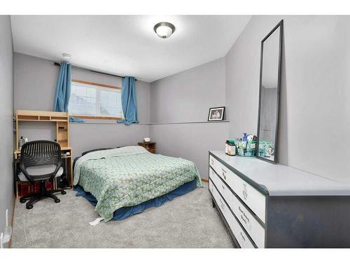 58 Jaspar Crescent, Red Deer, AB - Indoor Photo Showing Bedroom