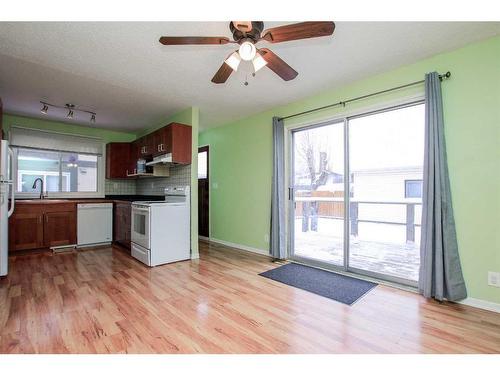 29 Abbott Close, Red Deer, AB - Indoor Photo Showing Kitchen