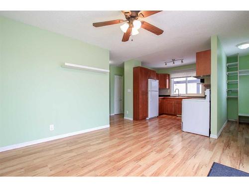 29 Abbott Close, Red Deer, AB - Indoor Photo Showing Kitchen