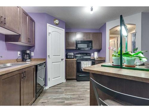 914-31 Jamieson Avenue, Red Deer, AB - Indoor Photo Showing Kitchen With Double Sink