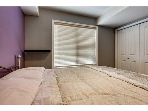 914-31 Jamieson Avenue, Red Deer, AB - Indoor Photo Showing Bedroom