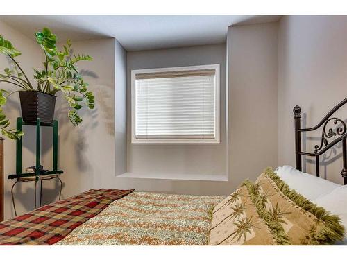 914-31 Jamieson Avenue, Red Deer, AB - Indoor Photo Showing Bedroom