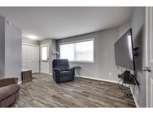 914-31 Jamieson Avenue, Red Deer, AB - Indoor Photo Showing Living Room