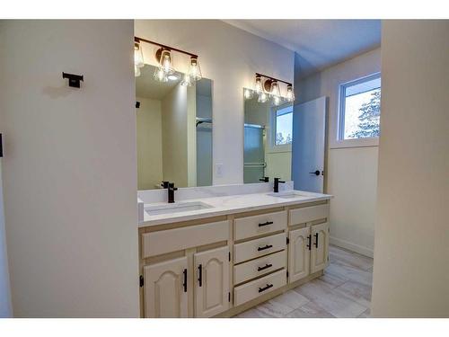 14 Spencer Street, Red Deer, AB - Indoor Photo Showing Bathroom