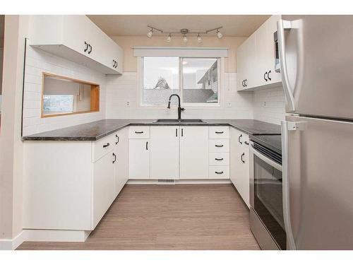 5007 58 Street, Lacombe, AB - Indoor Photo Showing Kitchen With Double Sink With Upgraded Kitchen