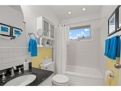 5892 West Park Crescent, Red Deer, AB - Indoor Photo Showing Bathroom