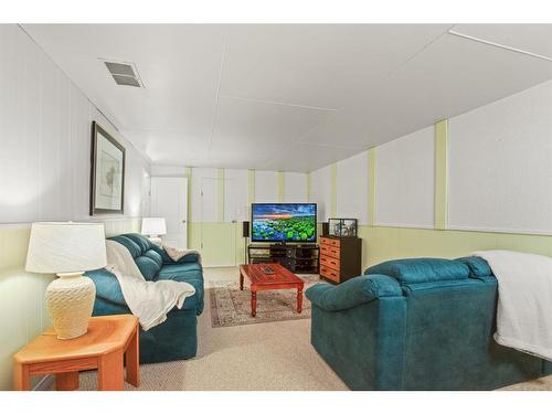 5892 West Park Crescent, Red Deer, AB - Indoor Photo Showing Living Room